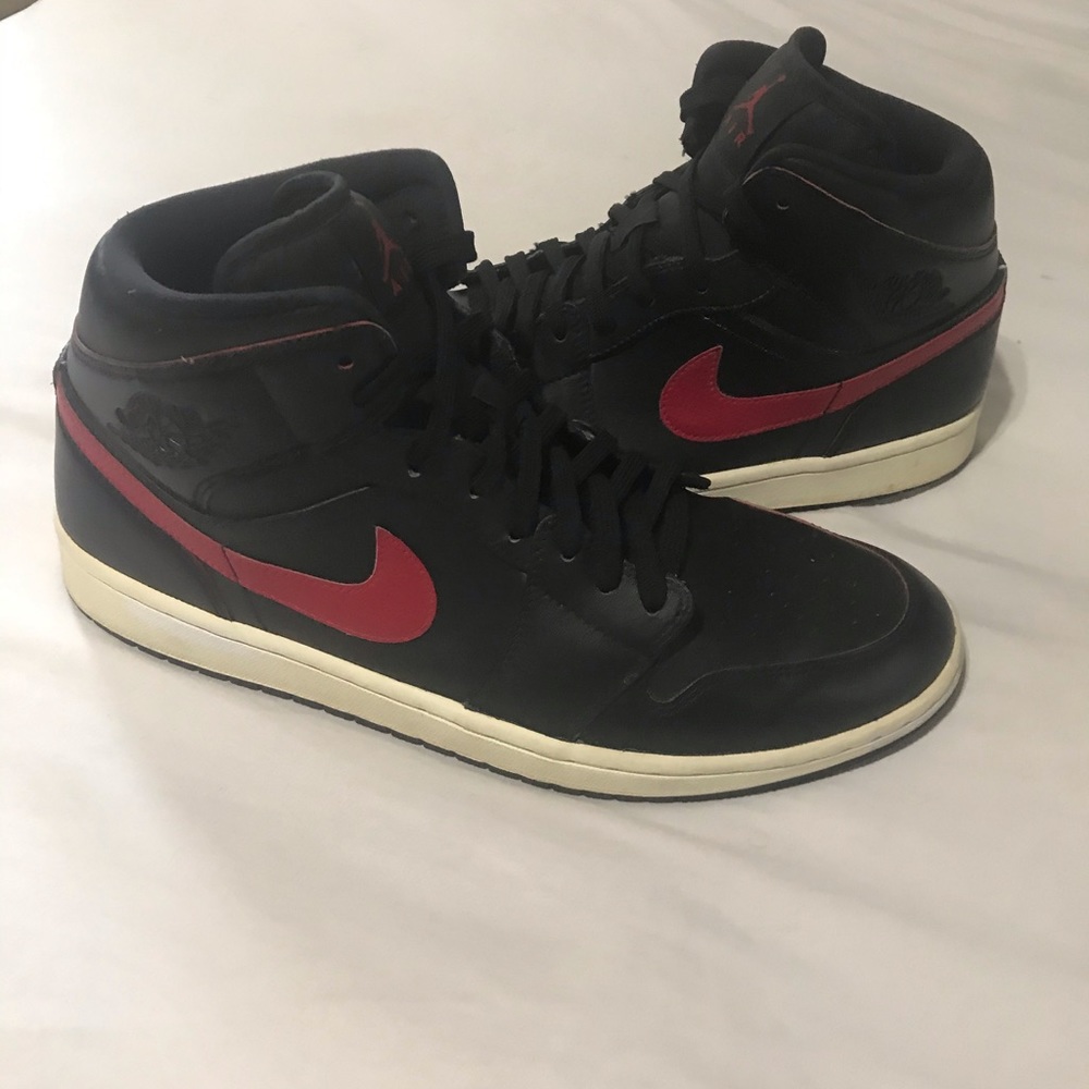 Jordan 1 Black Team Red mid